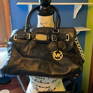 Michael Kors black satchel with gold hardware. Comes with dust bag. 👝👜🌼💜💛